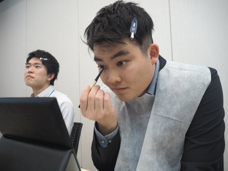 アイラインをひく