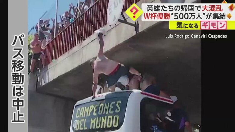 バスに飛び乗ろうとする人