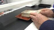 「もっと早くドルに替えておけば…」大金飛び交う外貨両替所 “数千万円”の取引も?