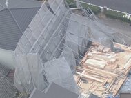 アパートの建設工事現場で“足場”が崩れる 覆っていた幕などが隣の住宅に倒れるもケガ人なし 強風が原因か
