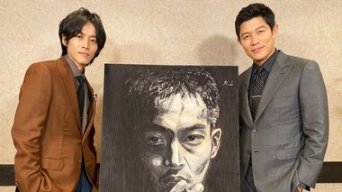 鈴木亮平から松坂桃李へプレゼント…? 製作期間2カ月“最凶悪”から見た宿命のライバルを描いた肖像画を披露