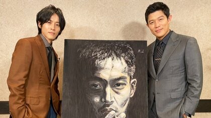 鈴木亮平から松坂桃李へプレゼント…？ 製作期間2カ月“最凶悪”から見た宿命のライバルを描いた肖像画を披露
