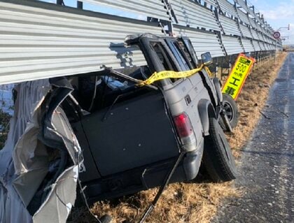 あわや運転席が真っ二つ…ホワイトアウトや吹き溜まりを防ぐ「防雪柵」に四輪駆動車が突っ込む…2人ケガするも意識あり 北海道根室市