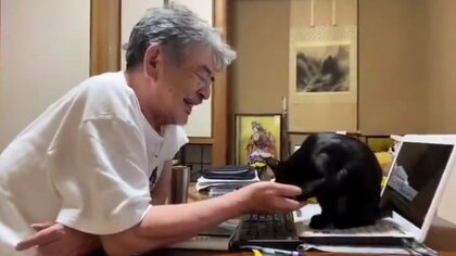 “命の恩人”になつく子猫がまさかの「お手」を習得!? 保護から半年たった今も相思相愛が継続中