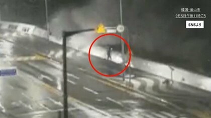 “台風生配信” 波にのまれる様子も…韓国ユーチューバー相次ぎ炎上 救急活動も妨害か