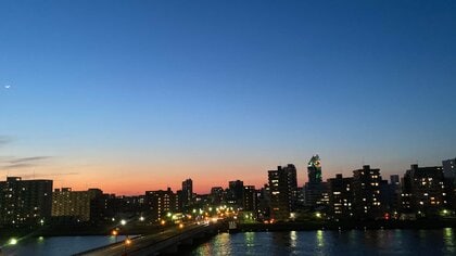 空が濃い青色に包まれる“ブルーモーメント” 見られる気象条件は｢快晴がベスト｣ 気象予報士が解説