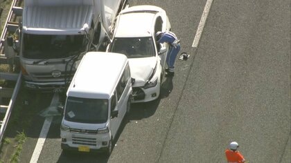 中央道で車6台絡む事故　車列の後方から減速せず突っ込むトラック　男女あわせて7人ケガ　0歳児巻き込まれる　山梨