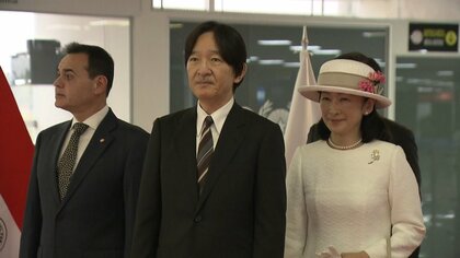 秋篠宮ご夫妻がパラグアイに到着　紀子さまは帽子にパラグアイの伝統的レースで国の花「ラパチョ」あしらわれる