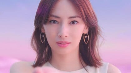 北川景子 ノースリーブ純白ドレス姿で“透き通る肌”披露　“美”と子育て両立の秘けつ語る