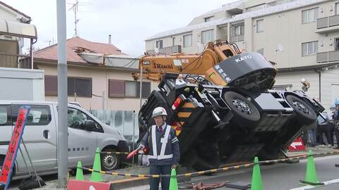 住宅街で工事中のクレーン車が横転、アームが隣家の屋根の室内直撃　けが人なし　東京・品川区