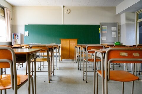 部活の教え子2人と性交繰り返した既婚男性教師　教室で同僚女性に無理矢理キス繰り返す　神奈川でわいせつ教師5人を懲戒免職処分