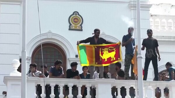 デモ隊が首相官邸にも突入し占拠 非常事態宣言のスリランカ - FNNプライムオンライン