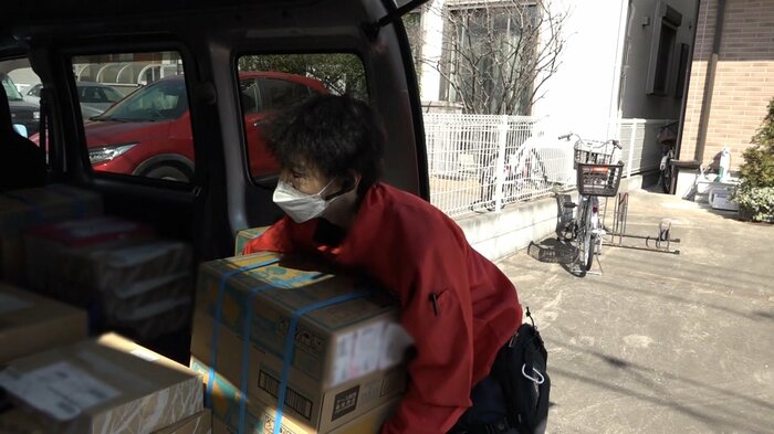 重さ約24kgを抱きかかえる