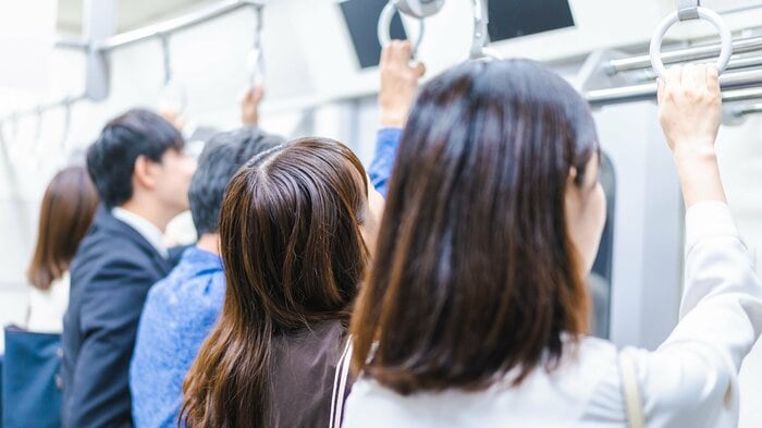 電車は距離感が近いので、パーソナルスペースが侵害されやすい(画像はイメージ)