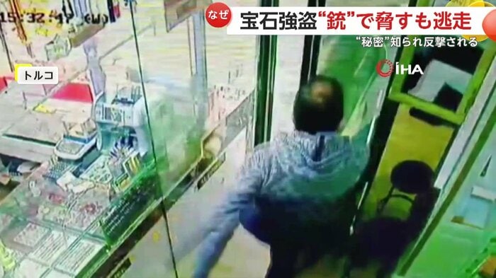 ぶちぎれのオーナーが強盗に怒りのキック(IHA)