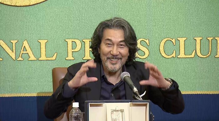 ホテルでのサプライズ話を語る役所広司さん