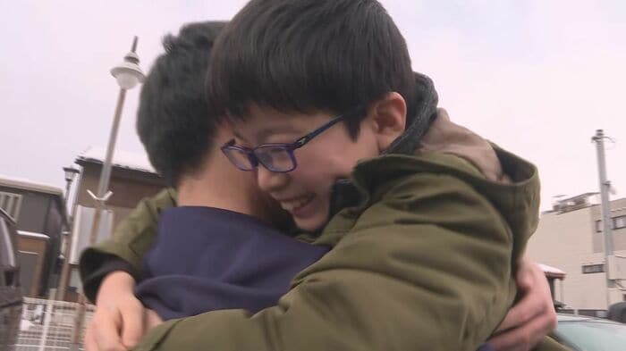 弟と抱き合う