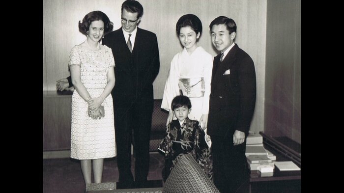 ボードワン国王夫妻、上皇ご夫妻と3歳の陛下（提供:Les Archives du Palais royal）