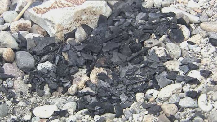 河原には使用済みの炭が…