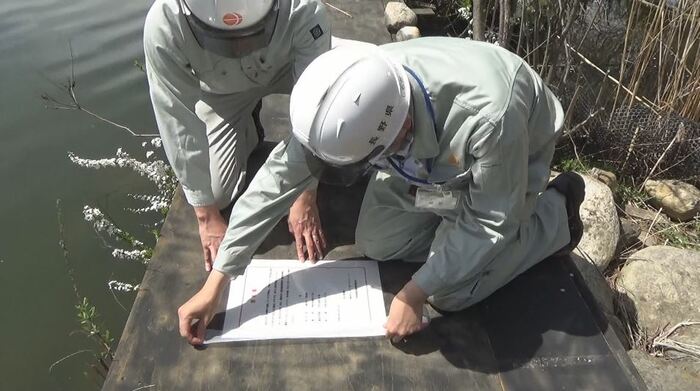 はがされた「警告書」を張り直す