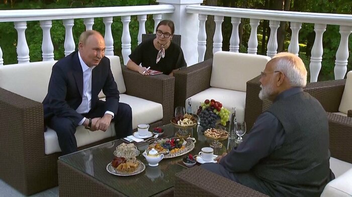 公邸のテラスで非公式会談を行ったプーチン大統領とモディ首相