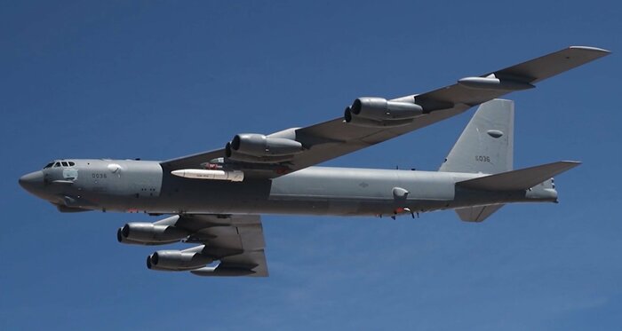 AGM-183A ARRW極超音速滑空体ミサイル(訓練弾)を吊り下げて飛ぶB-52H大型爆撃機(資料)