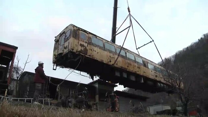 クレーン車で吊り上げられる「サシ481-48」