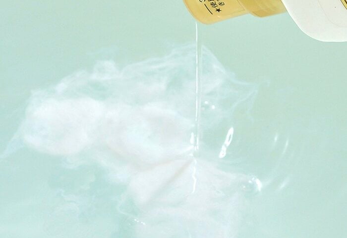 お湯が白く濁る液状タイプの入浴剤はスキンケア効果が高い傾向に(画像はイメージ)