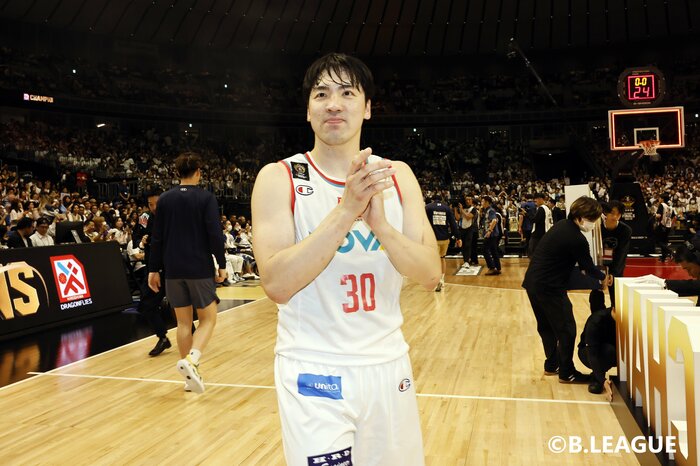 優勝を喜ぶ広島・山崎稜(28日、横浜アリーナ)