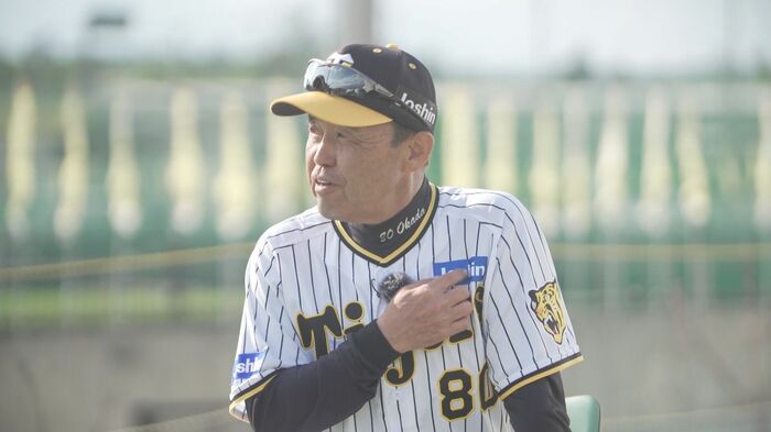キャプテンマークを指さす岡田監督