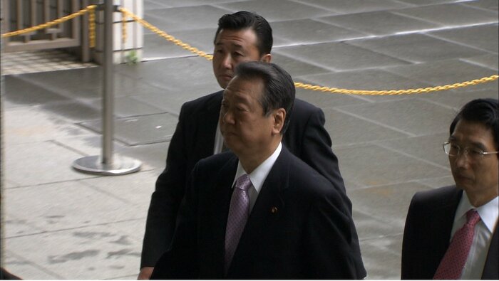 東京地裁に入る小沢氏 このあと無罪判決を受けた 2012年