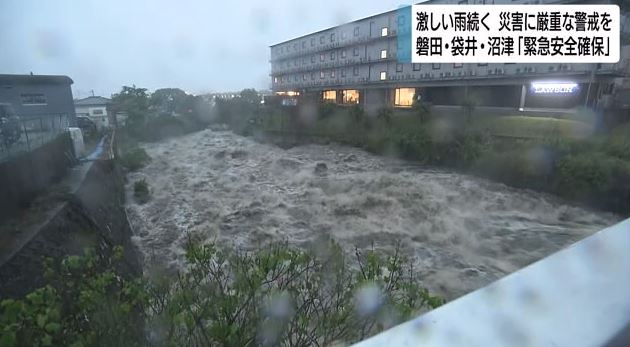 大雨で増水した黄瀬川(裾野市)