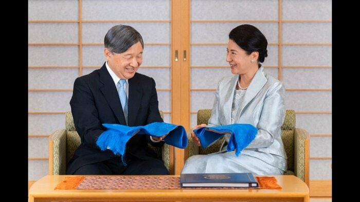 青い絹の布などをご覧に　提供宮内庁