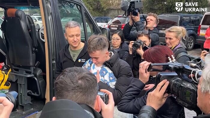 ロシア軍に連れ去られたウクライナの子どもたちが、キーウで家族と再会する様子(3月)