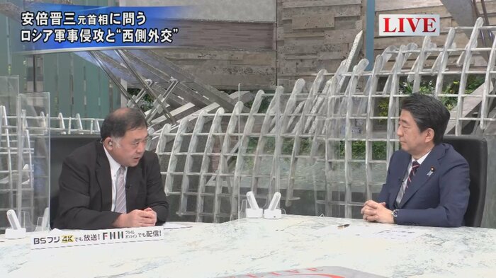 反町理キャスター(左)、安倍晋三 元内閣総理大臣