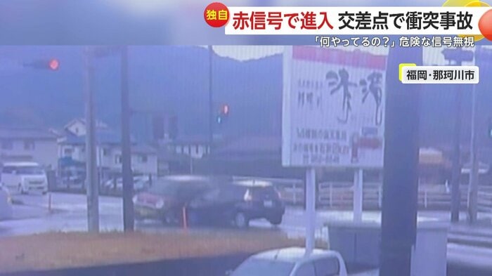 赤い車の側面から衝突した黒い車（提供：御忍び麺処 nakamuLab.）