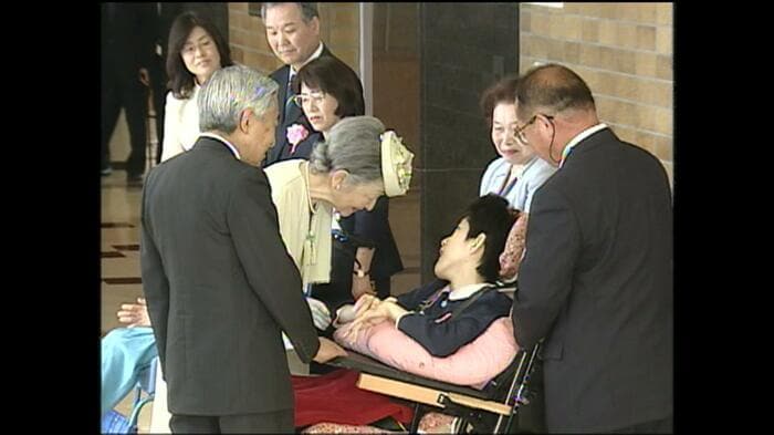 平成16年6月 創立40周年記念大会で参加者と交流された上皇ご夫妻