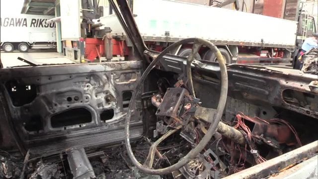 火の強さがうかがえる この事故で4人が軽傷