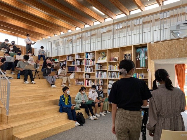 図書館で思い思いに座り他の生徒のプレゼンを聴く