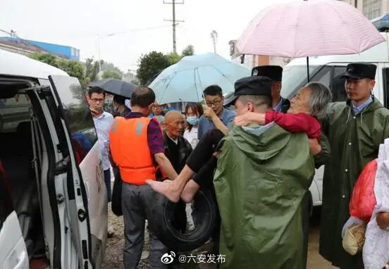 洪水対策で水を排出した影響で避難を余儀なくされる人も多数(ウェイボより)
