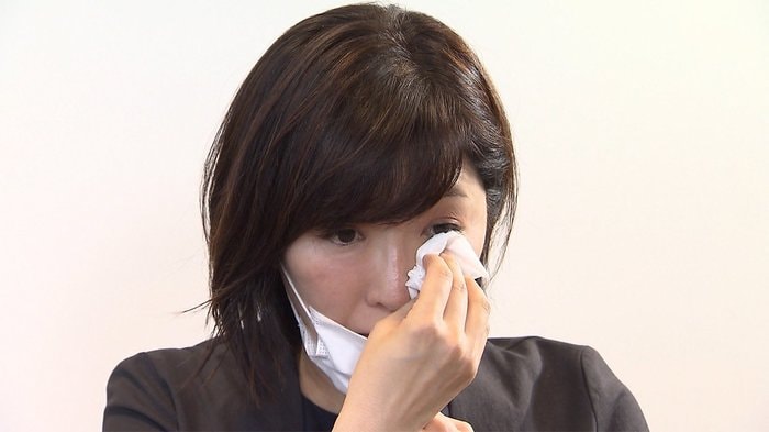 涙を拭う経沢社長