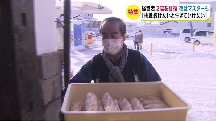 焼きあがったパンを蔵の店に運ぶ