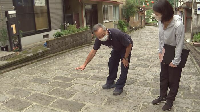 当時の状況を振り返る湯平地区の区長 麻生悦博さん(左)