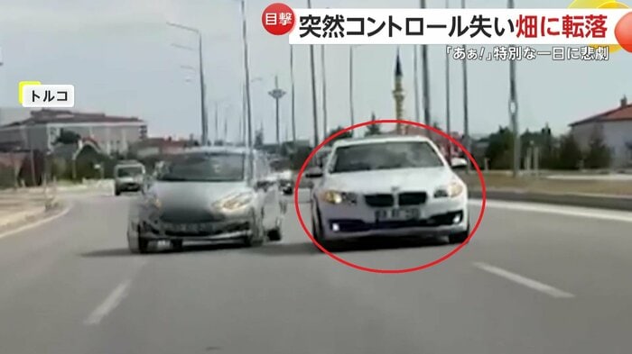 後ろから追い抜きざまに幅寄せする白い車