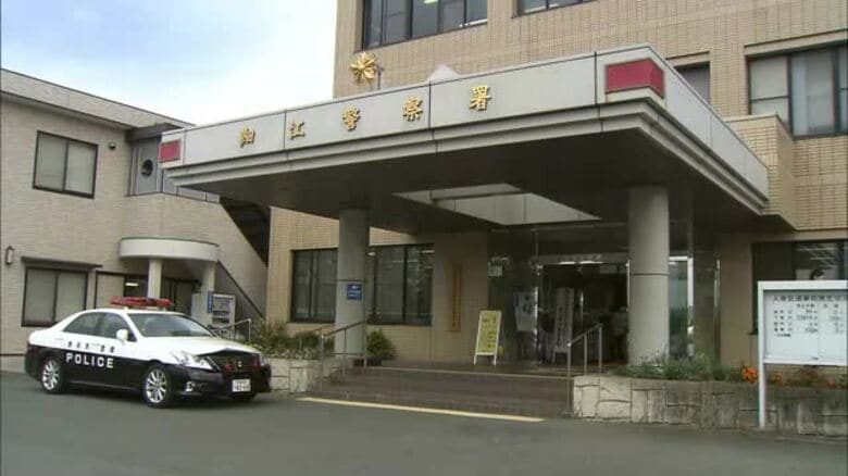 運転中の夫の指にかみつく　58歳妻を傷害容疑で逮捕　双方から110番通報　警察が経緯を捜査｜FNNプライムオンライン