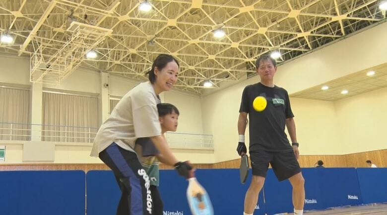 アメリカで人気「ピックルボール」　3歳から87歳まで熱中　長野・駒ケ根市で体験会　2時間の練習ですぐ試合「年齢問わず、あっという間に楽しめる」｜FNNプライムオンライン