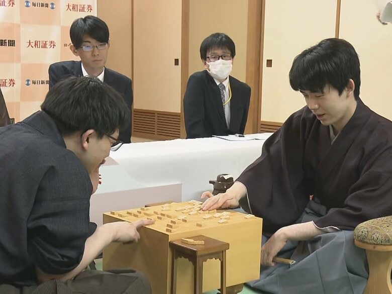 “永世名人”まであと2期に…名人戦第5局で藤井七冠が指し直しの末に永瀬九段に勝利 タイトル3連覇果たす｜FNNプライムオンライン