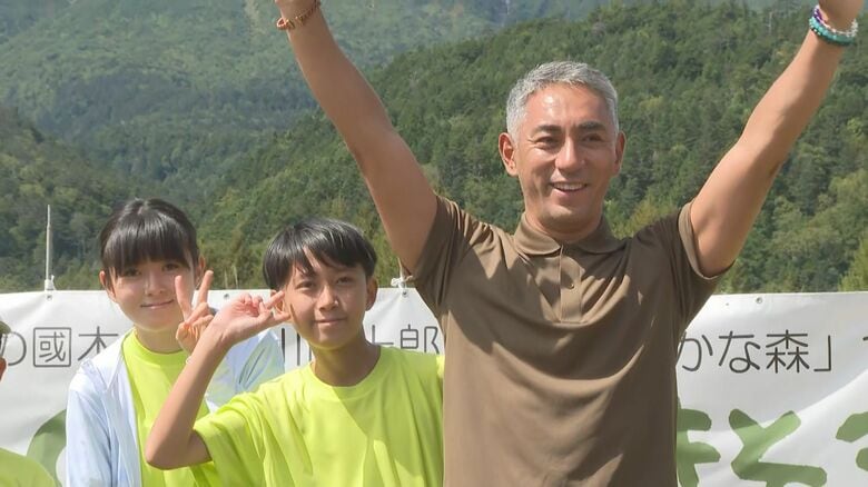 歌舞伎俳優・市川團十郎さん、長女・ぼたんさん、長男・新之助さん　御嶽山麓で植樹「ABMORI」2026年から長野県木曽町で｜FNNプライムオンライン