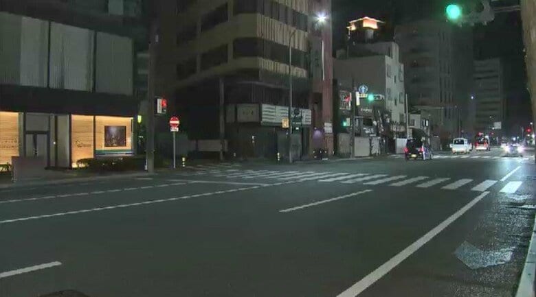 パトカーから追跡された車　交差点に突っ込み4台が絡む事故　運転手は車を乗り捨て逃走　5人けが　福岡市博多区｜FNNプライムオンライン