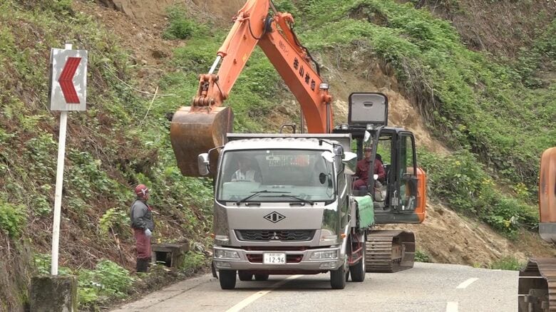 “雪解け水”による崩落から約3カ月…県道・松代高柳線の“復旧工事”開始 11月末までに少なくとも1車線の復旧目指す 新潟・柏崎市｜FNNプライムオンライン
